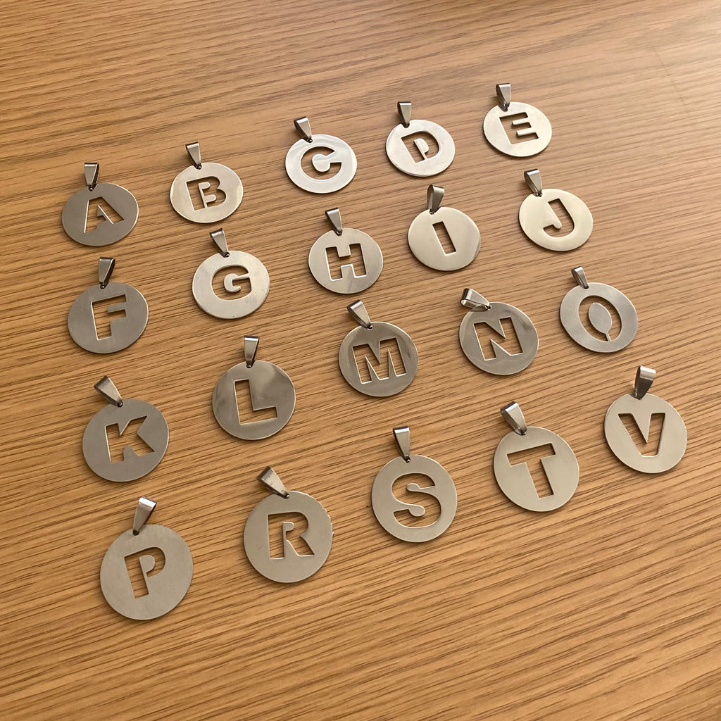 Collar inicial y cruz (2 lazadas)