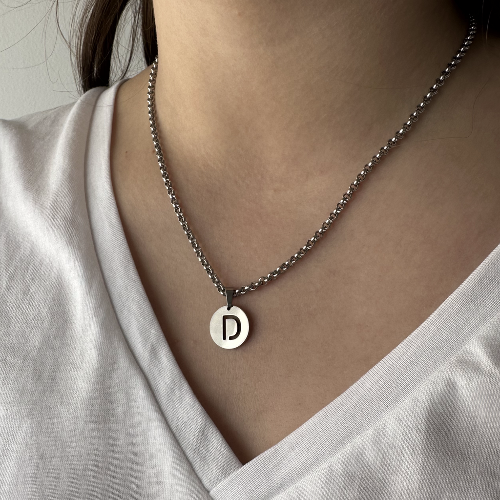 Colar inicial pequena