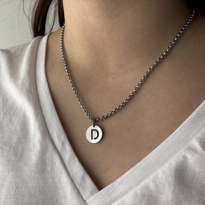 Colar inicial pequena