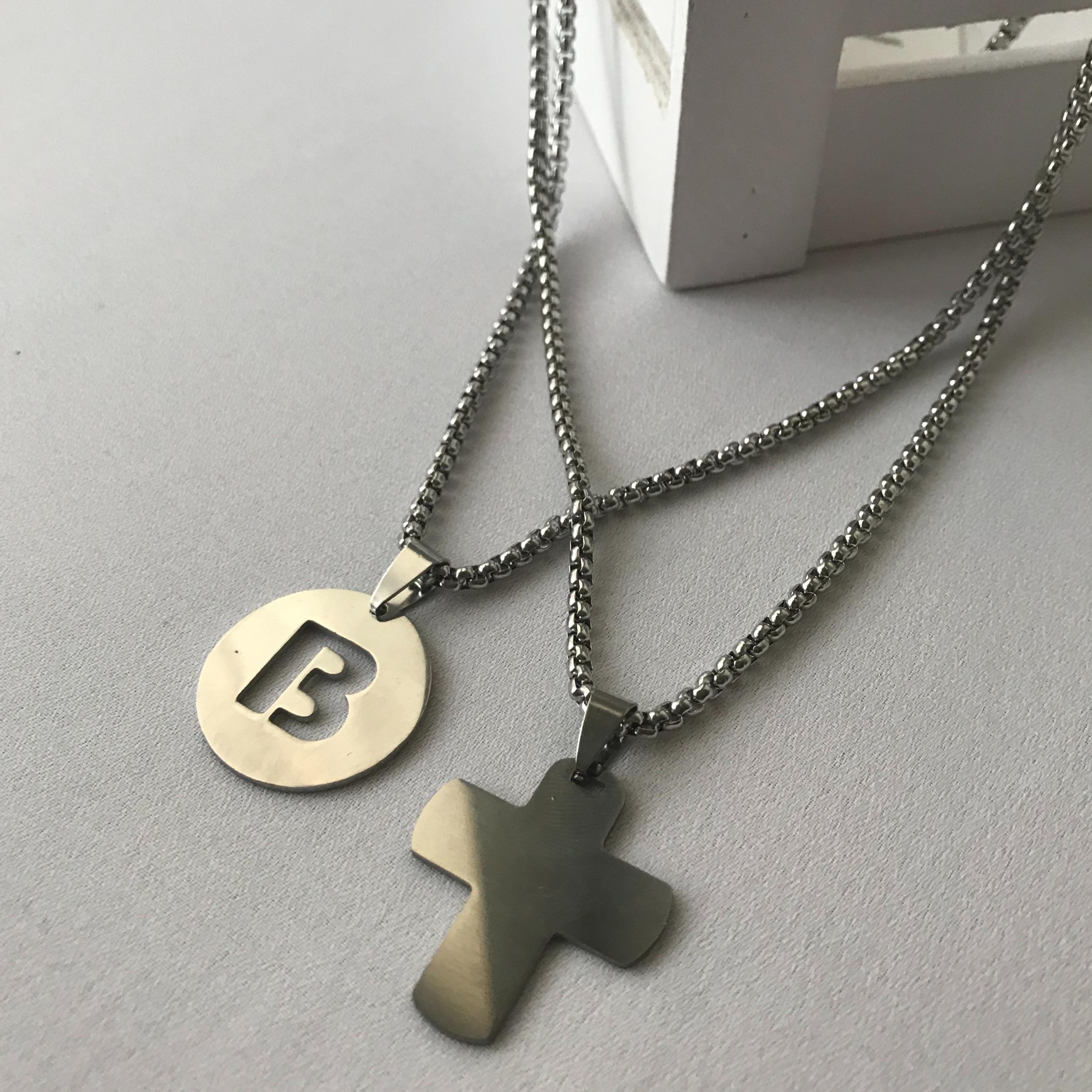 Colar inicial e cruz (2 voltas)