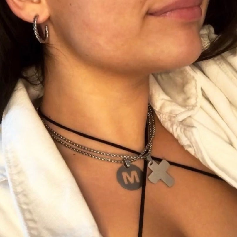 Collar inicial y cruz (2 lazadas)